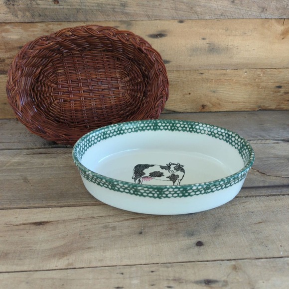Vintage 1995 Stoneware Cow Casserole Dish by Teamson with Serving Basket - Picture 4 of 11
